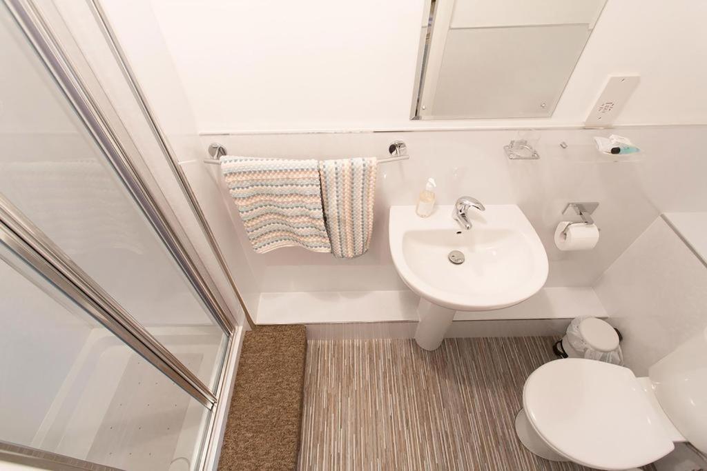 Cedars Guest House Абердин Экстерьер фото